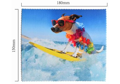 Handrička na okuliare z mikrovlákna - pes na surfe