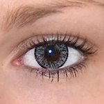 Elegance grey v detailu na původní barvě očí hnědé