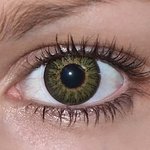 Glamour green v detailu na původní barvě očí hnědé