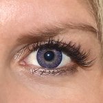 3 tones violet v detailu na původní barvě očí modré